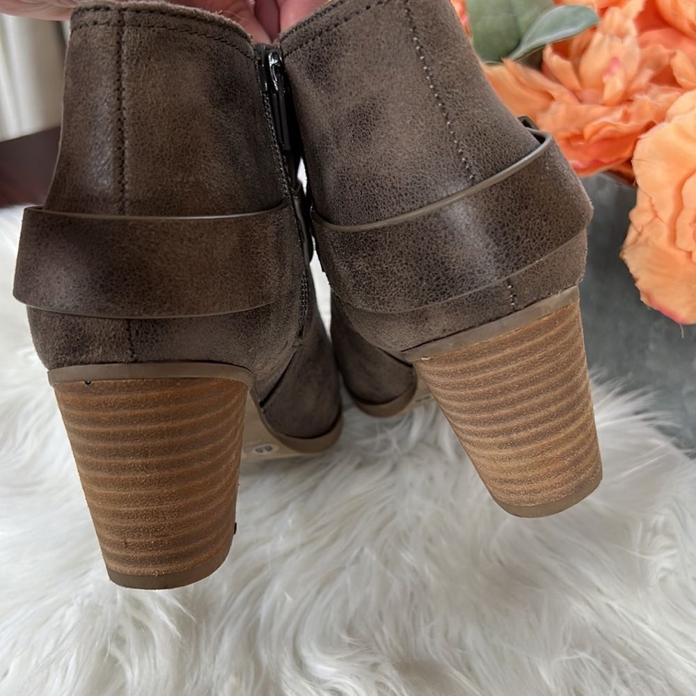 Report Carl Booties  - Picture 4 of 11